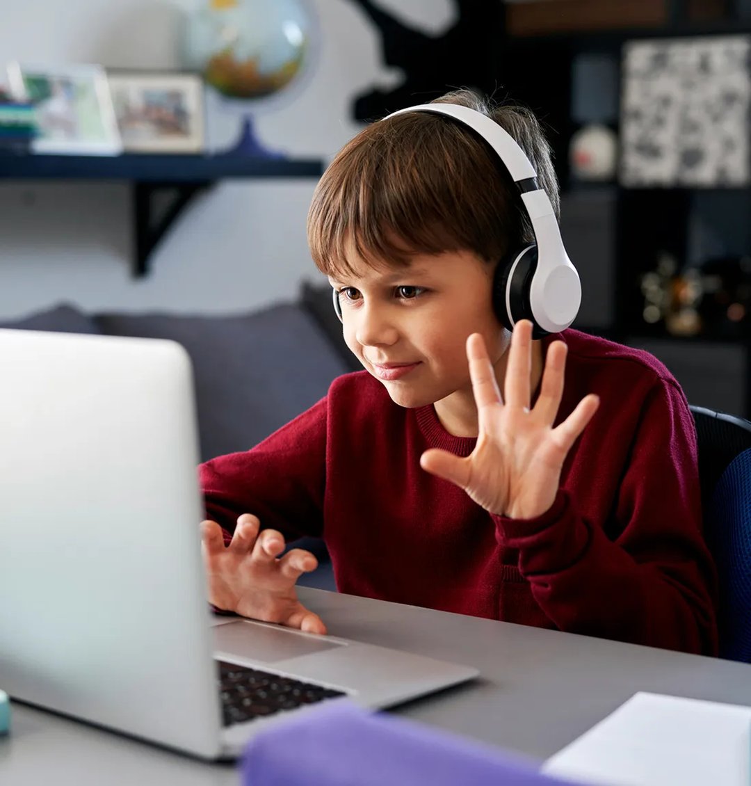 Un enfant apprend à coder pendant un cours Codaquest en petit groupe