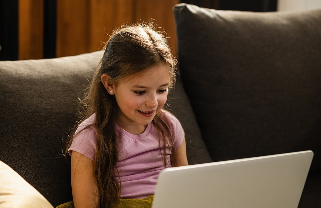 Des enfants apprennent à coder et à créer avec l'IA dans un cours Codaquest à Bruxelles